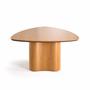 Imagem de mesa de jantar com formato triangular moderno cinamomo