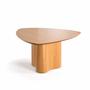 Imagem de mesa de jantar com formato triangular moderno cinamomo