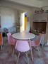 Imagem de Mesa redonda branca com 4 cadeiras eiffel rosa