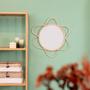 Imagem de moldura com espelho decorativa de parede flor com textura rattan - Oikos