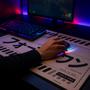 Imagem de MOUSEPAD FORCE ONE SKYHAWK WHITE XXL Speed Mesh Fibertek Base Antiderrapante Bordas Costuradas Alta Precisão para Teclado e Mouse Setup Pro