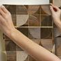 Imagem de Papel de Parede Adesivo Geométrico Madeira Mosaico Marrom Escuro Dourado Moderno Quarto Sala de Estar