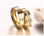 Imagem de par de aliança banhada a ouro 18k com anel solitario  casamento noivado