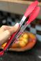 Pegador silicone carne churrasco salada cozinha Gelo Macarrão pinça culinaria 30cm Vermelho livre de bpa uni SU15007 Imagem de Pegador silicone carne churrasco salada cozinha Gelo Macarrão pinça culinaria 30cm Vermelho livre de bpa uni SU15007