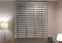 Imagem de Persiana Horizontal - 1,40m larg x 1,20m alt - Alumínio 50mm com Fita Decorativa - Cor: Branca - Fita: Bege