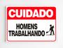 Imagem de Placa de aviso cuidado homens trabalhando obra construção