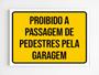 Imagem de Placa de aviso proibido passagem de pedestres pela garagem