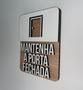 Imagem de Placa de sinalização Mantenha a Porta Fechada em mdf