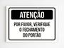 Imagem de Placa de sinalização por favor verifique o fechamento portão