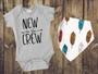 Imagem de Pregnancy Gift Est 2023 - New Parents Gifts Mommy and Daddy Est. 2023 11 Coffee Mug Gift Set,"New to The Crew" Romper (3M) - Top Mom and Dad Gift Set for New and Expecting Parents to Be - Chá de Bebê