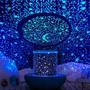 Projetor WINICE com design de temporizador e controle remoto no fundo do mar Starry Sky giratório para quarto, luz noturna para crianças, lâmpada de lua colorida noturna para crianças, bebês, adolescentes, adultos (azul) - HUOGUO Imagem de Projetor WINICE com design de temporizador e controle remoto no fundo do mar Starry Sky giratório para quarto, luz noturna para crianças, lâmpada de lua colorida noturna para crianças, bebês, adolescentes, adultos (azul)