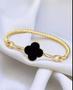 Imagem de Pulseira Bracelete Fio Torcido Rígido Pingente Flor trevo Folheado Ouro Luxo Inspiração Blogueira Virginia