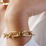 Imagem de Pulseira com elos medindo 22 cm de comprimento, incluído extensor. Banhada  a ouro 18k