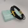 Imagem de Pulseira cruz pequena em couro preto com trava de imã