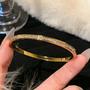 Imagem de Pulseira de Aço e Titânio Dourado para Mulheres - Design Clássico com Zircônia Inoxidável