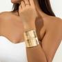 Imagem de Pulseira Feminina Gótica Punk - Ajustável, Assimétrica e com Design Largo