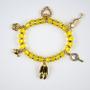 Imagem de Pulseira Oxum Amarelo Transp Penduricalhos Cristal Silicone