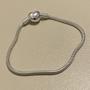 Imagem de Pulseira para Berloques com Fecho de Coração em Prata