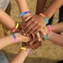 Imagem de Pulseiras da Amizade Coloridas de Silicone com Mensagens Positivas Kit com 6 Unidades Festa Lembrancinha Infantil Presente Amigas Unissex