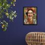 Imagem de Quadro Frida Gargalhando 45x34cm - com vidro