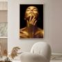 Imagem de Quadros Decorativos com com Moldura Mulher Dourada Salão Vertical para Sala Quarto Decoração