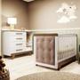 Imagem de Quarto de Bebê com Cômoda e Berço com Capitonê Retrô Jolie