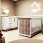 Imagem de Quarto de Bebê com Cômoda e Berço com Capitonê Retrô Jolie