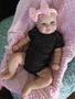 Imagem de Reborn Baby Doll Anano, menina de 50 cm, com roupas e acessórios.