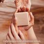 Imagem de Sabonete L'Occitane com Leite de Karité - Extra Rico para Pele Sensível (260ml)