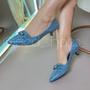 Imagem de Scarpin com fivela prata e strass