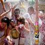Imagem de Spray de Espuma Neve Artificial para Festas Carnaval Futebol - Golden
