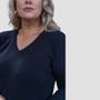 Suéter Feminino Básico Modal Gola V - NET TRICOT Imagem de Suéter Feminino Básico Modal Gola V