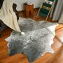 Imagem de Tapete Rtizon Faux Cowhide Grey 140 x 160 cm para sala de estar