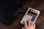 Imagem de Teclado Numérico Mecânico 8BitDo Retro 18 - Bluetooth/2,4G/Com Fio