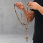 Imagem de Terço via sacra de madeira no cordão com as estações