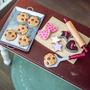 Imagem de The Queen's Treasures 18 Inch Doll Food Accessories,16 Peça Autêntico Cookie Baking Set com Biscoitos sobre Ferramentas de Cozimento, Compatível com American Girl Pastry Bake Shop & Kitchen Furniture