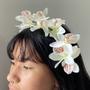 Imagem de Tiara de Orquídeas Coloridas para Penteado