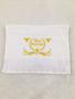 Toalha de lavabo Branca Bordada em Dourado Meu Batizado - DaniBordados Imagem de Toalha de lavabo Branca Bordada em Dourado Meu Batizado