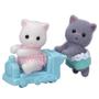 Imagem de Toy Calico Critters Persian Cat Twins com acessório de carrinho de mão