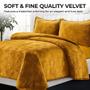 Imagem de Tribeca Living Oversized Three Piece King Bed, 260GSM Soft Velvet Quilted Set Inclui uma colcha e duas fronhas falsas, Gold 3 Count