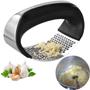 Imagem de Triturador de alho manual inox, ideal para preparar alimentos de forma rápida e eficiente.