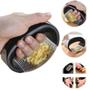 Imagem de Triturador de alho manual inox, ideal para preparar alimentos de forma rápida e eficiente.