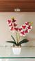 Imagem de Vaso branco pequeno com orquídea artificial em silicone altura 23 centímetros