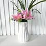 Imagem de Vaso centro de mesa branco com flor artificial arranjo Lírio