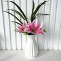 Imagem de Vaso centro de mesa branco com flor artificial arranjo Lírio