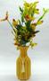 Imagem de vaso na cor amarelo já decorado com as flores lindo jarro para decorar seu ambiente familiar
