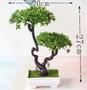 Imagem de Vasos de plantas artificiais em pinheiro bonsai