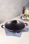Imagem de Wok tramontina paris em alumínio com revestimento interno e externo em antiaderente starflon max chumbo com tampa de vidro 36 cm 6,0 l