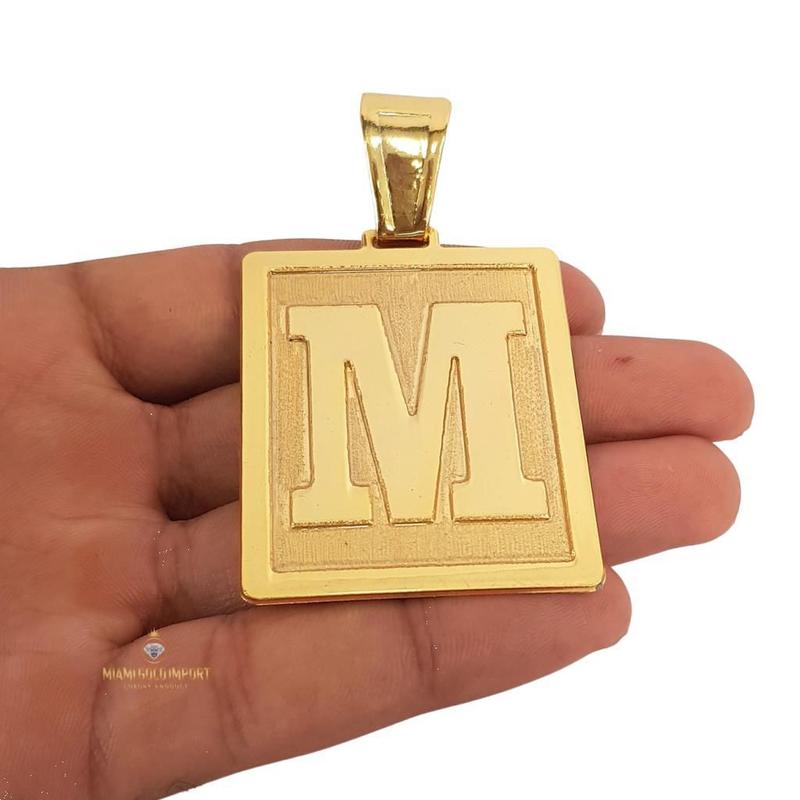 Pingente Letra - 7x4cm - 17g - Cordões de 10mm a 18mm - Banhado a Ouro ...